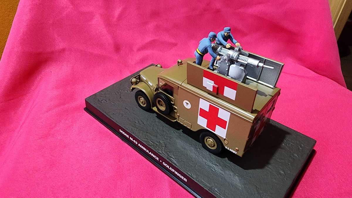 Dodge Old-School Ambulance (1:43) James Bond