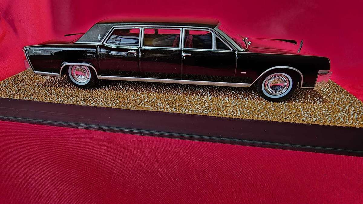 Lincoln Continental Stretched Limo (1:43)  James Bond