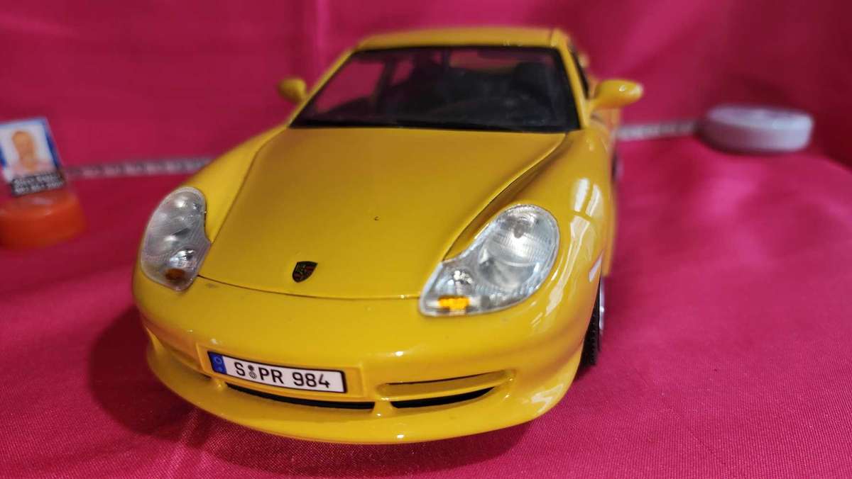 Porsche Carrera 911 Road-Car (1:18)  Bburago