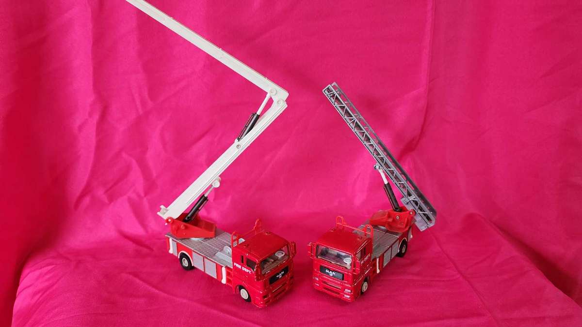 2 x No Name Fire Engines