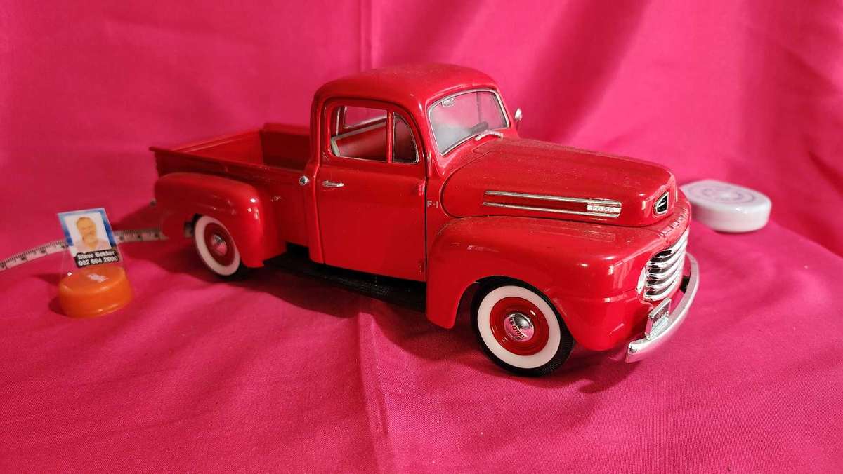 48' Ford Pick-Up Truck { 1,18 }
