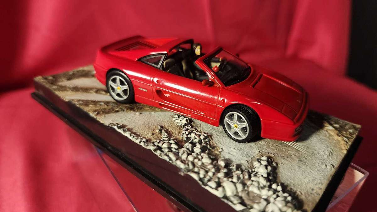 Ferrari F355 GTS   James Bond