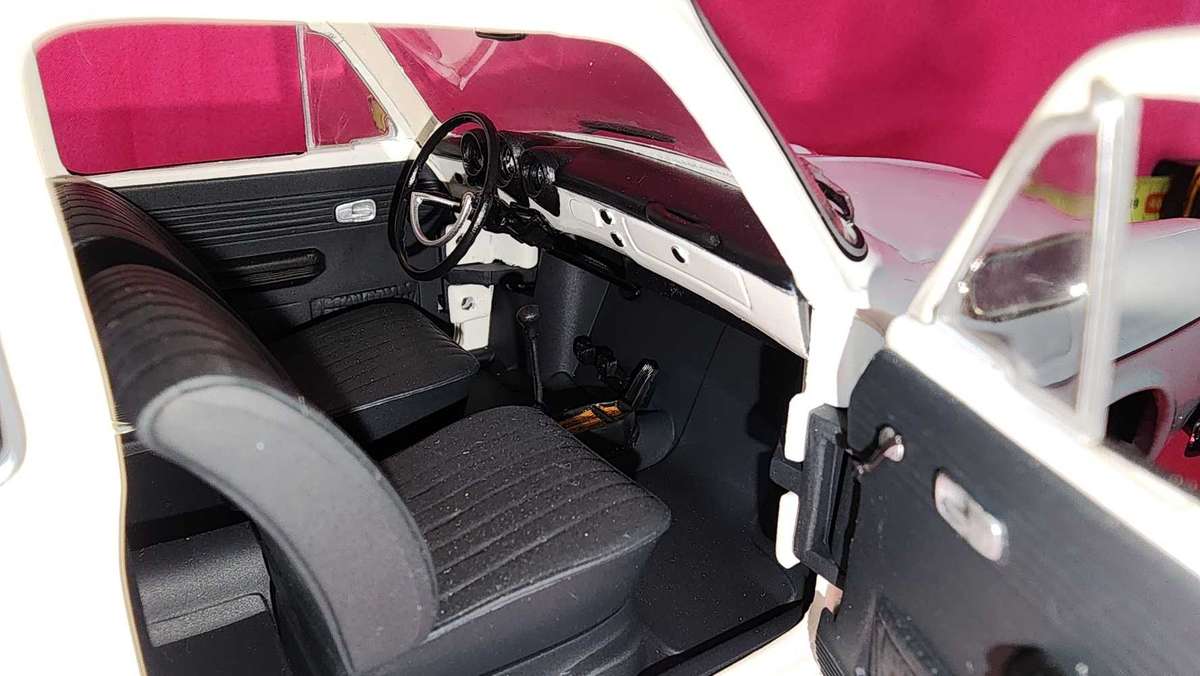 Volkswagen Notch-Back Station Wagon (Police) 1:18 Minichamps