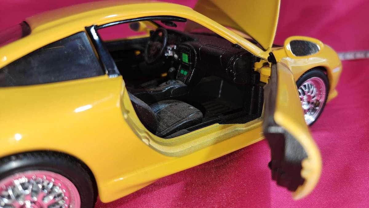 Porsche Carrera 911 Road-Car (1:18)  Bburago