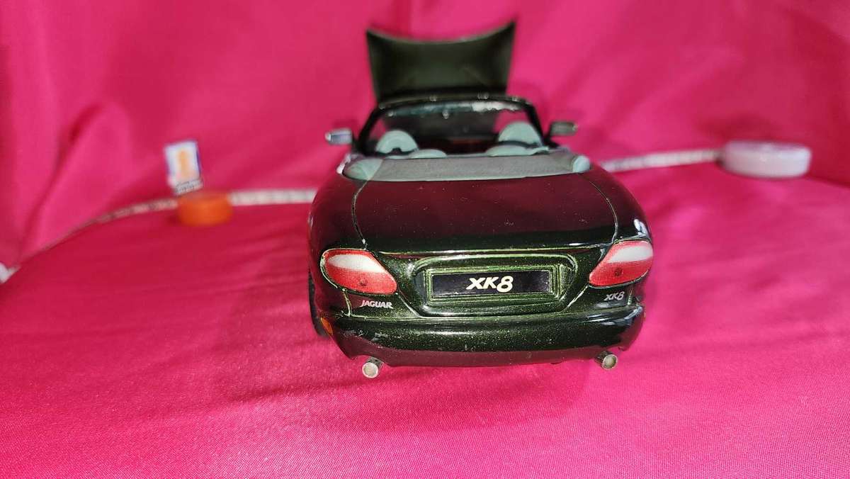 Jaguar XK 8 ( 1:18 )