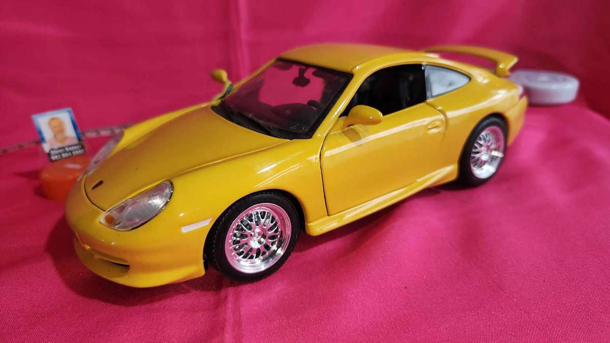 Porsche Carrera 911 Road-Car (1:18)  Bburago