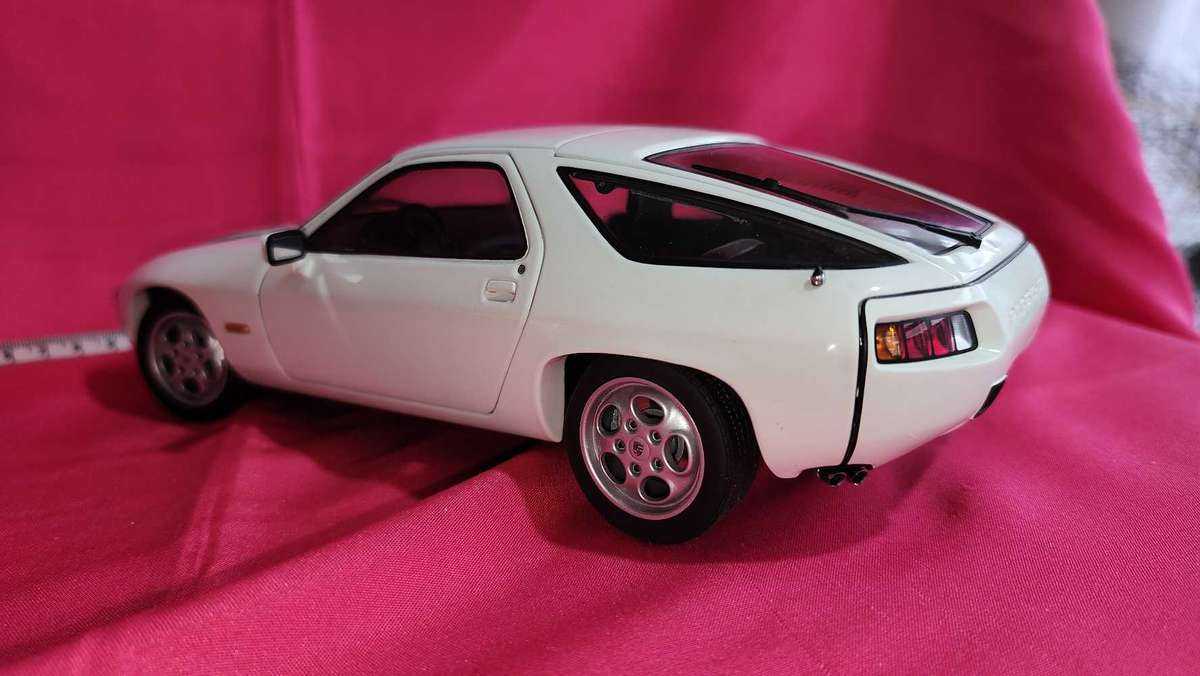 Porsche 928   ( Autoart )  1:18