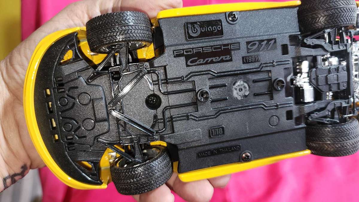 Porsche Carrera 911 Road-Car (1:18)  Bburago