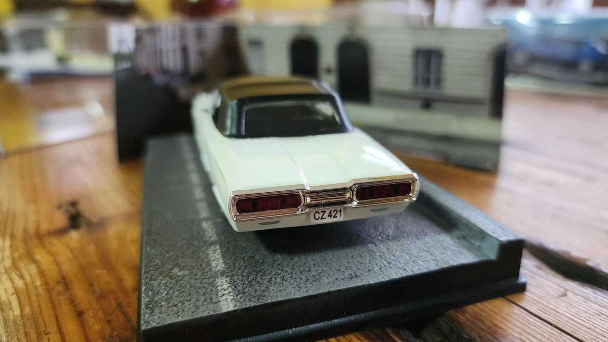 Ford Thunderbird 1:43