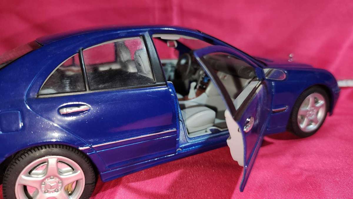 Mercedes C320 (1:18) by Welly