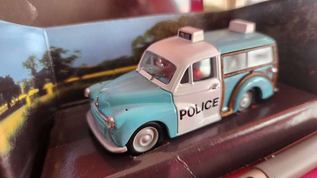Morris Minor Traveller Corgi
