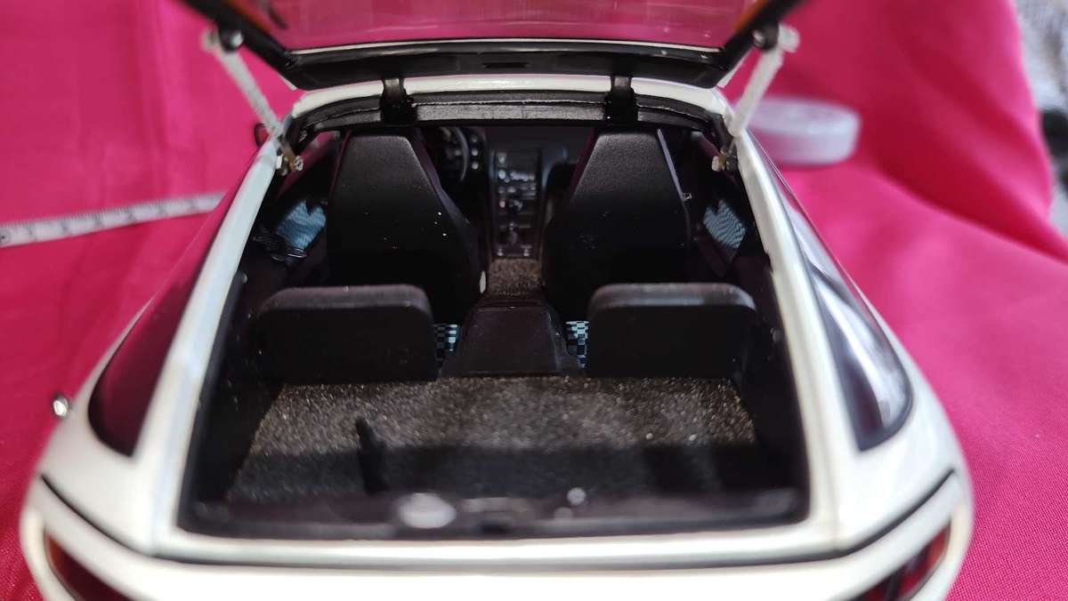 Porsche 928   ( Autoart )  1:18