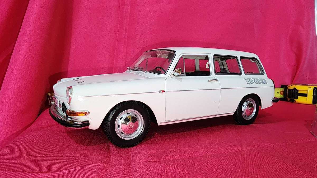 Volkswagen Notch-Back Station Wagon (Police) 1:18 Minichamps