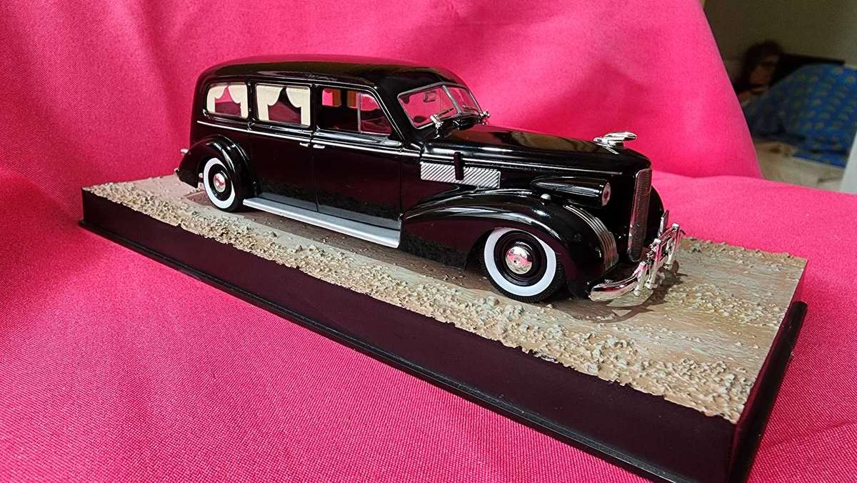 LA Salle Hearse (1:43)  James Bond