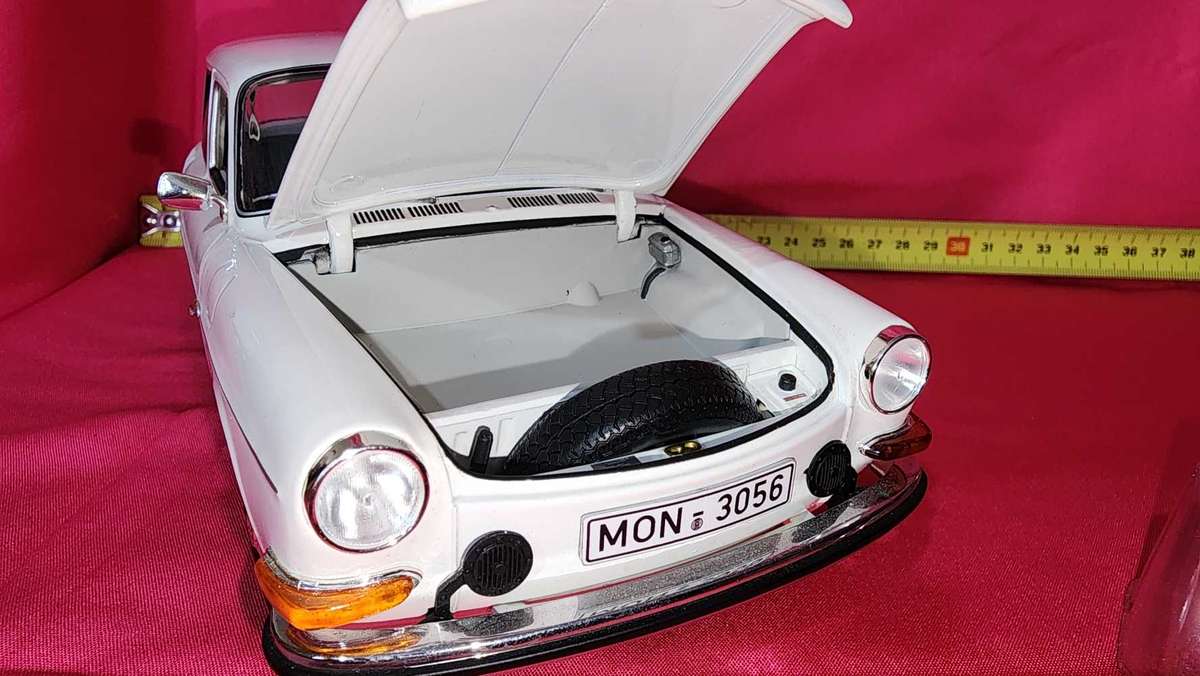 Volkswagen Notch-Back Station Wagon (Police) 1:18 Minichamps