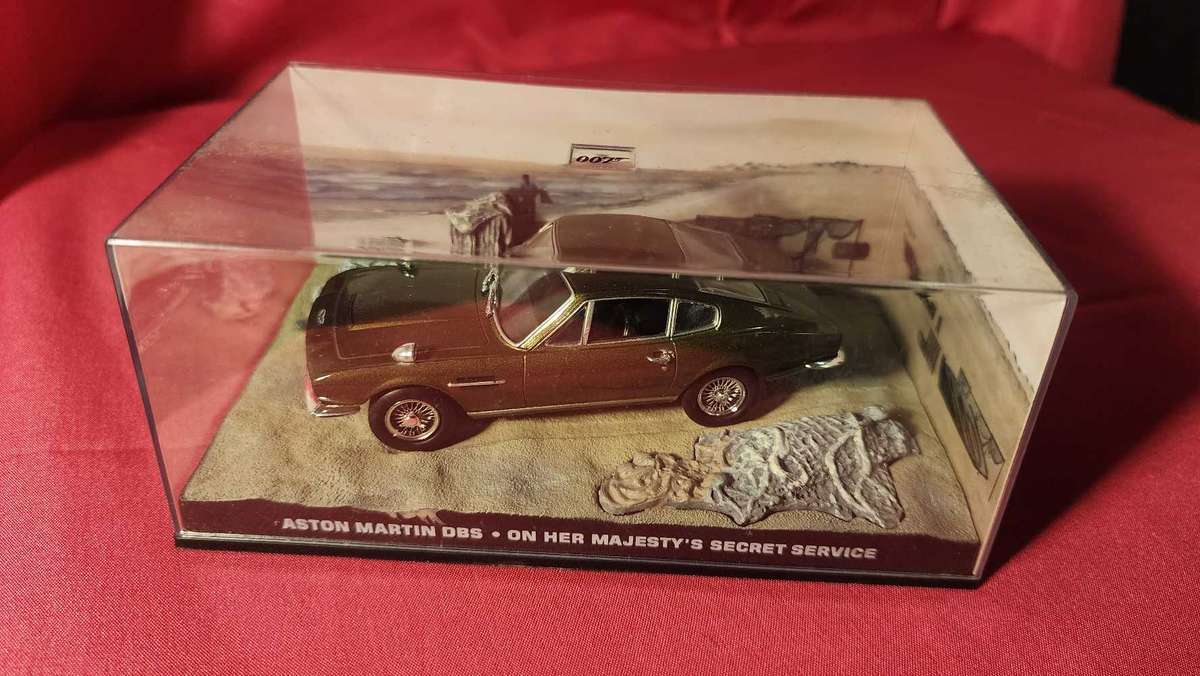 Aston Martin DBS    James Bond