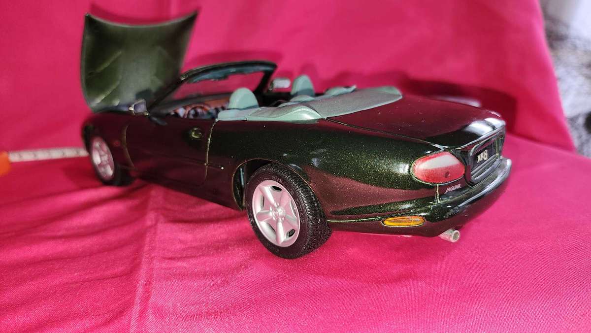 Jaguar XK 8 ( 1:18 )