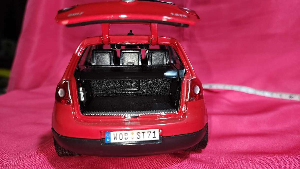 VW Golf 5 (1:18) Bburago