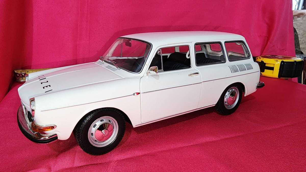 Volkswagen Notch-Back Station Wagon (Police) 1:18 Minichamps