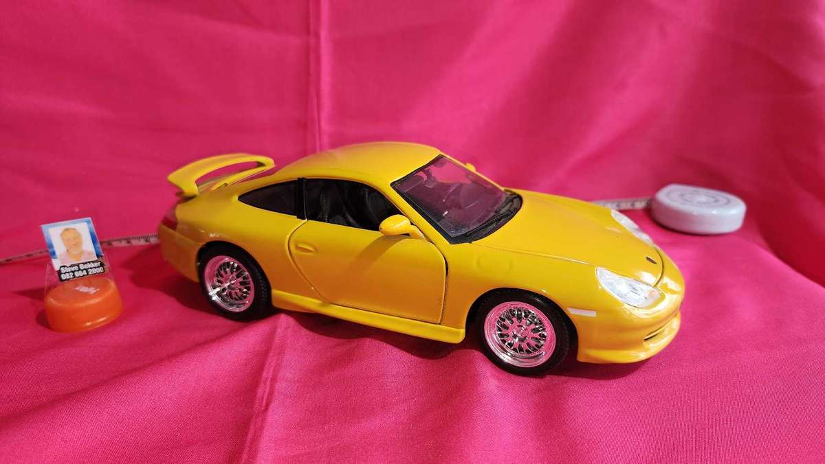 Porsche Carrera 911 Road-Car (1:18)  Bburago