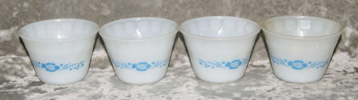 Vintage set of 4 Termocrisa milk glass custard bowls