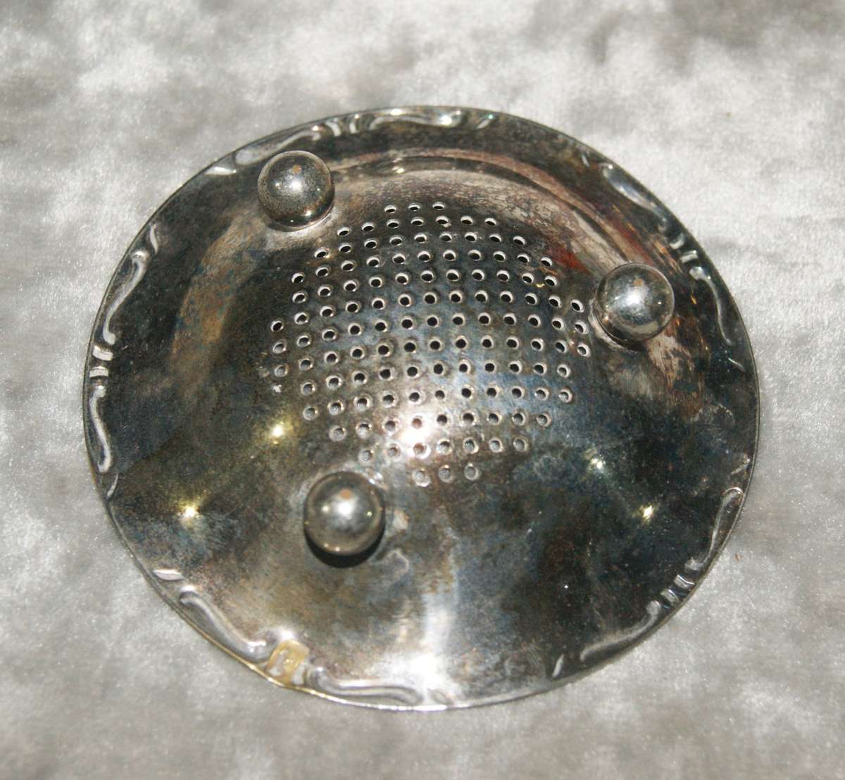 Vintage 3 footed silver plated tea strainer