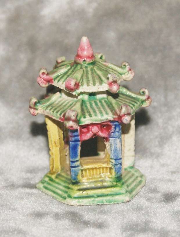 Vintage hand made stoneware oriental pagoda @@ CCRRAAZZYY R1 START