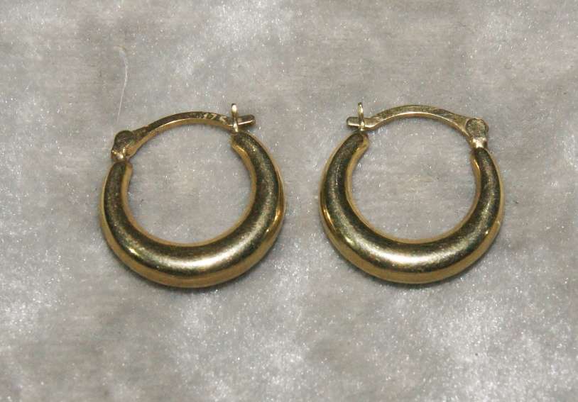 Pair of 9ct gold hoop earrings (1.5g) @@ CCRRAAZZYY R1 START