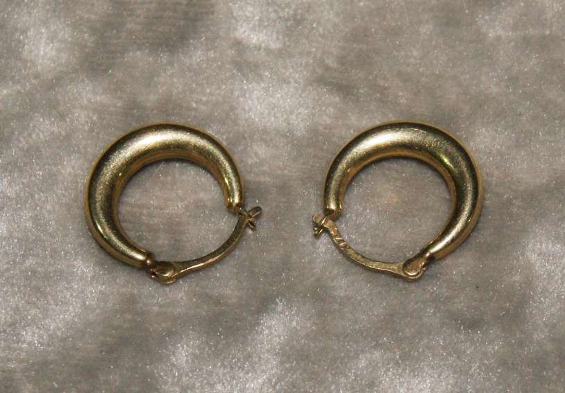 Pair of 9ct gold hoop earrings (1.5g) @@ CCRRAAZZYY R1 START