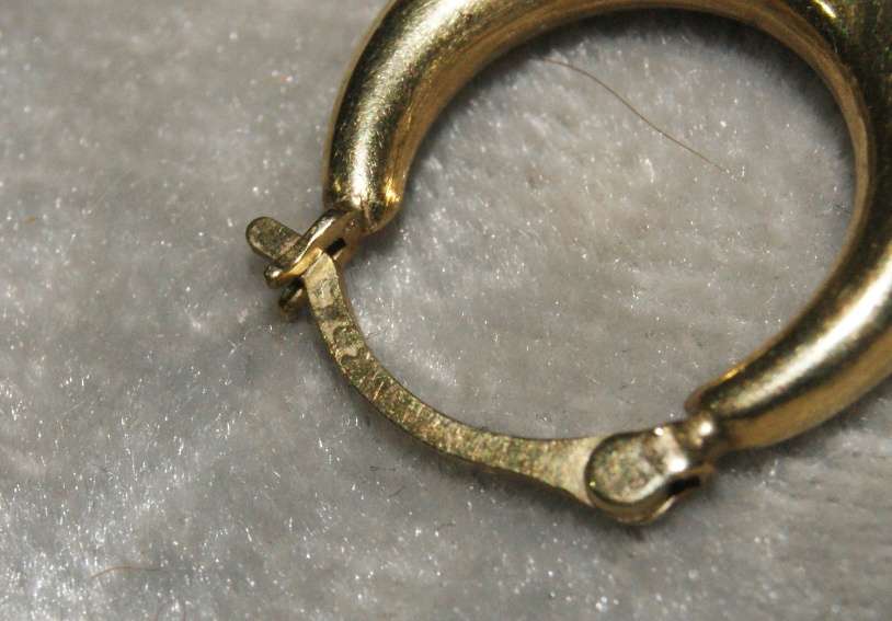 Pair of 9ct gold hoop earrings (1.5g) @@ CCRRAAZZYY R1 START