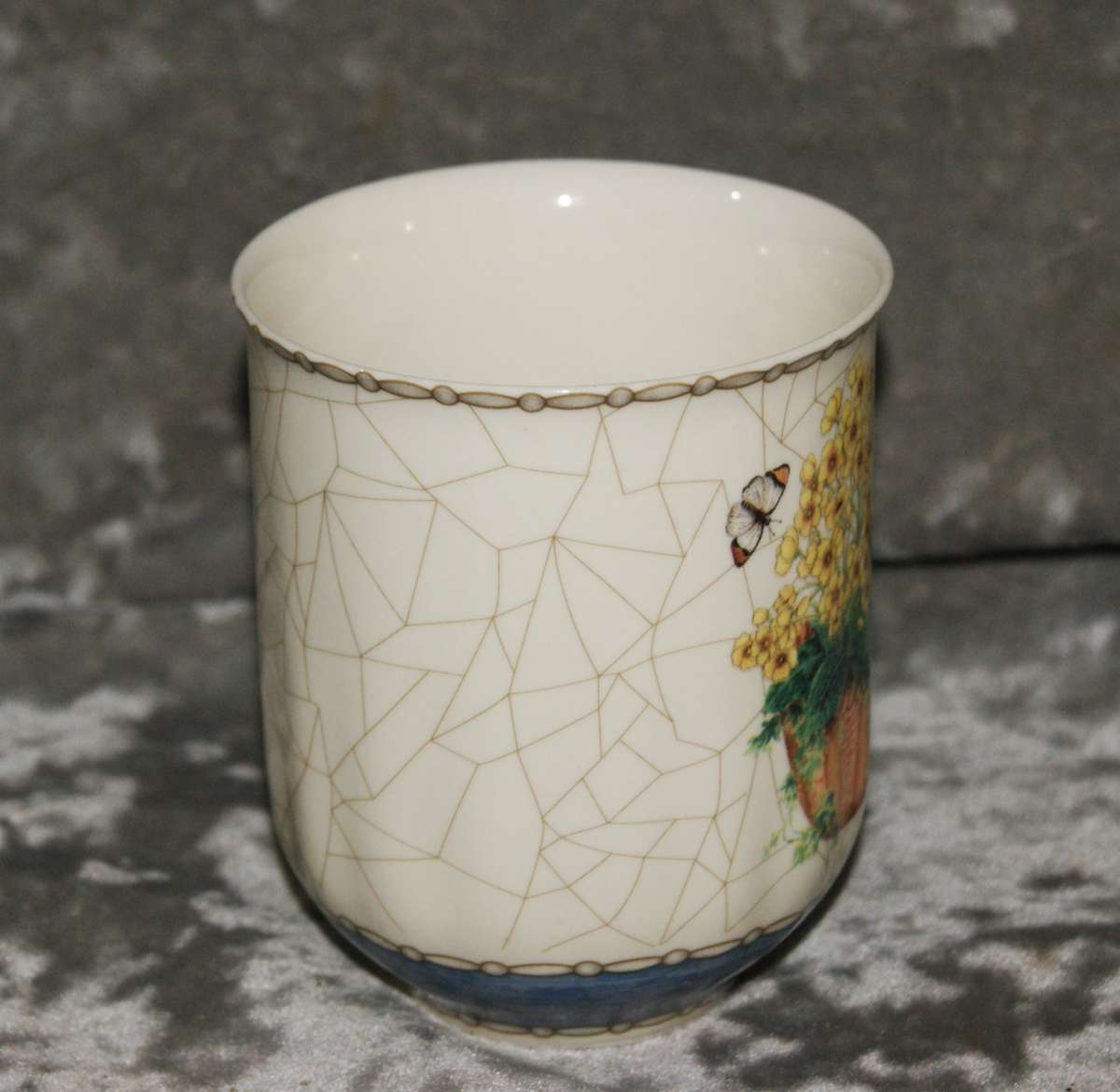 William James "Victoria's Garden" mug (1of3)
