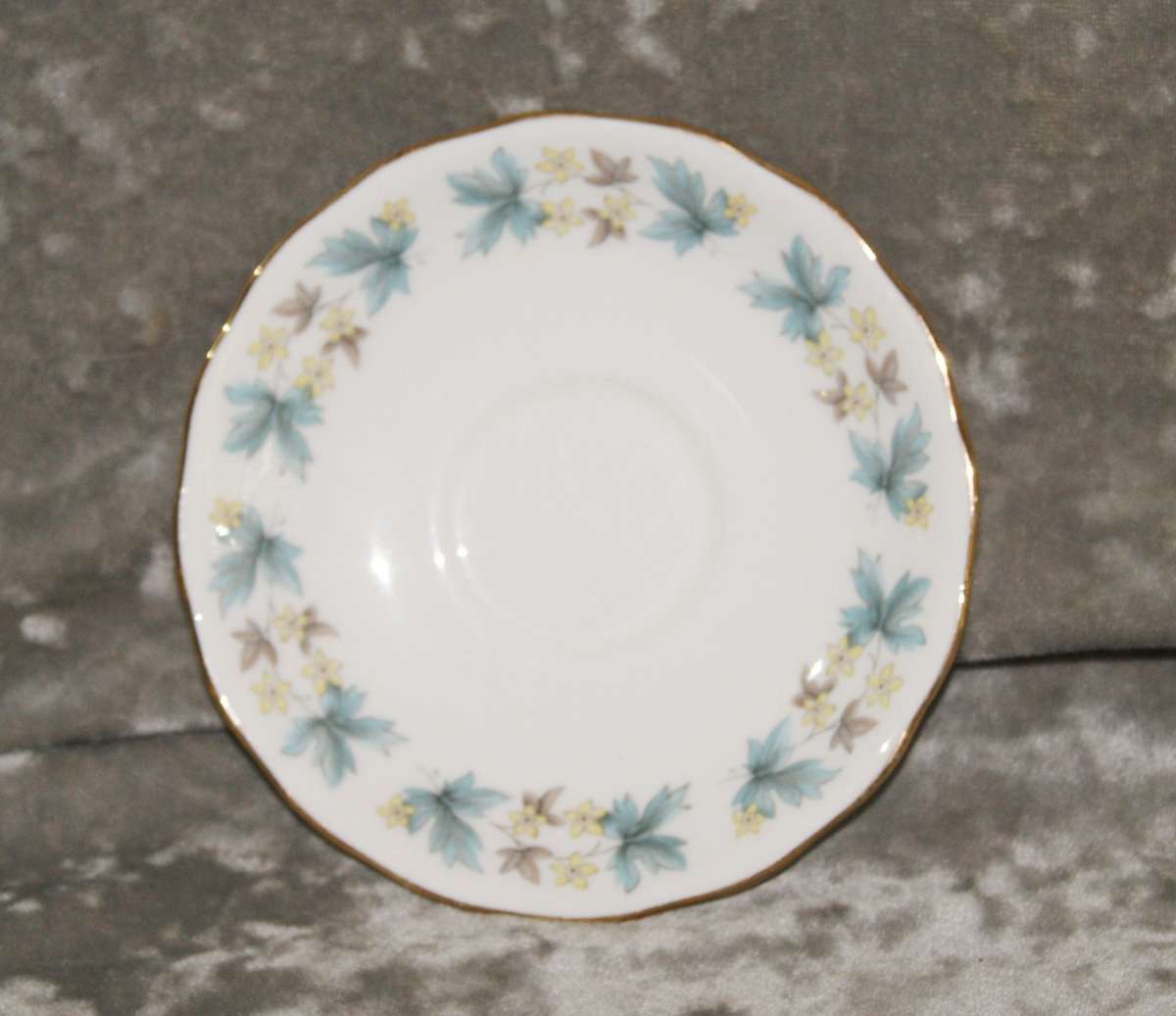 Queen Anne Blue Leaf saucer (2 of 4)