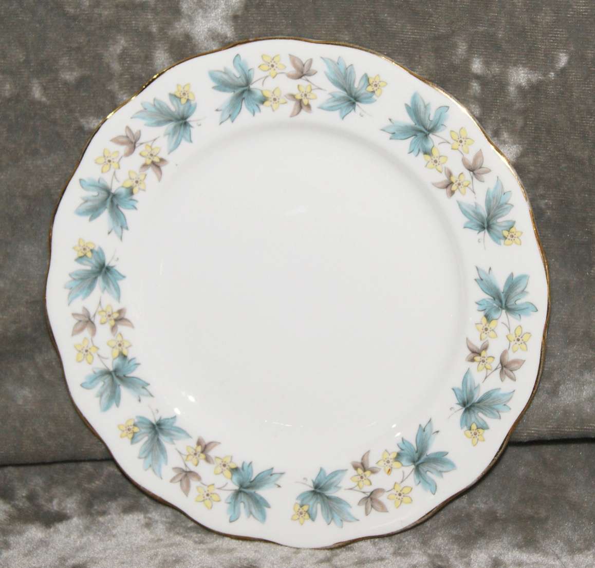 Queen Anne Blue Leaf side plate/ cake plate (4 of 5)