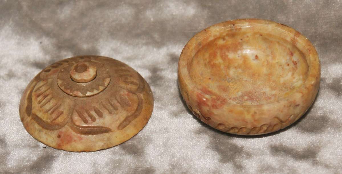 Vintage hand carved soapstone trinket box @@ CCRRAAZZYY R1 START