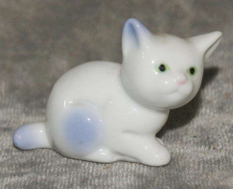 Vintage porcelain cat @ Crazy R1 start