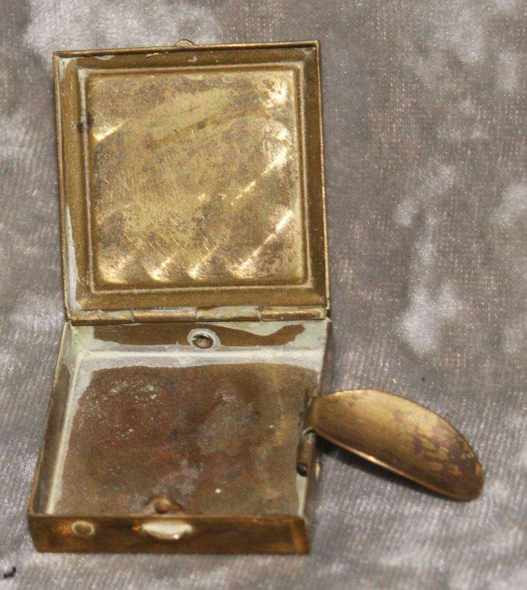 Mother of pearl and brass traveling ashtray @ Crazy R1 start