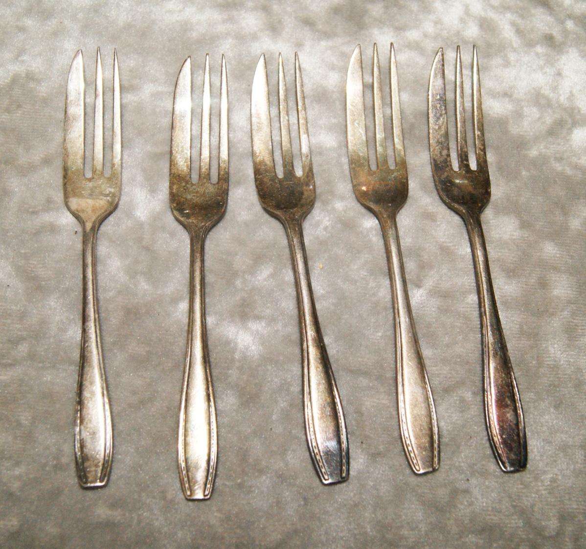 Set of 5 vintage EPNS cake forks @ crazy R1 start