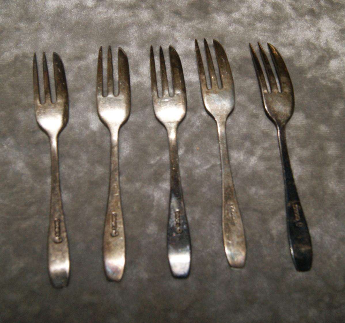 Set of 5 vintage EPNS cake forks @ crazy R1 start