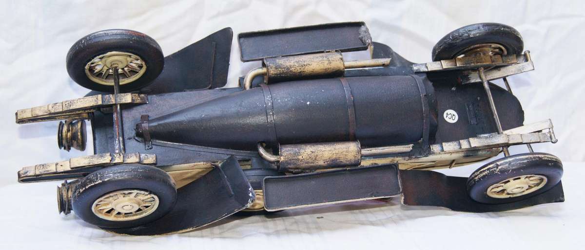 Vintage tin car @ crazy R1 start