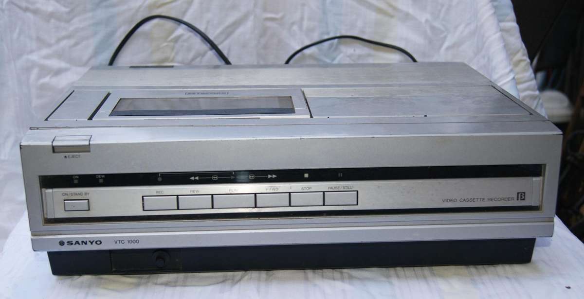 Sanyo VTC 1000 Betacord video cassette recorder @ crazy R1 start