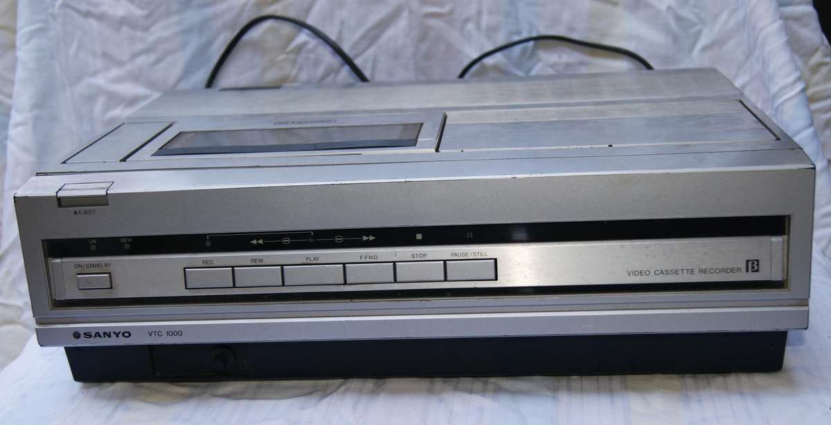 Sanyo VTC 1000 Betacord video cassette recorder @ crazy R1 start