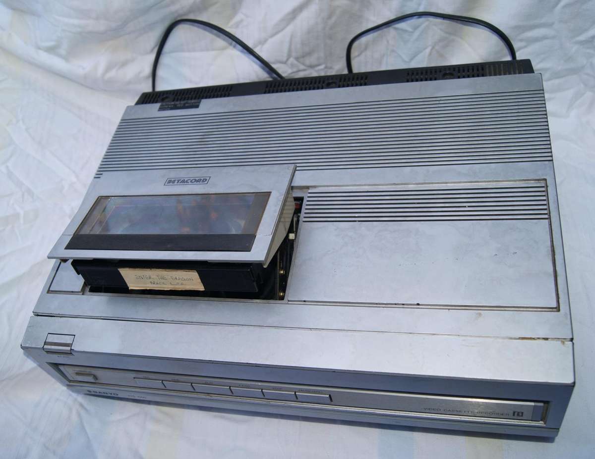 Sanyo VTC 1000 Betacord video cassette recorder @ crazy R1 start
