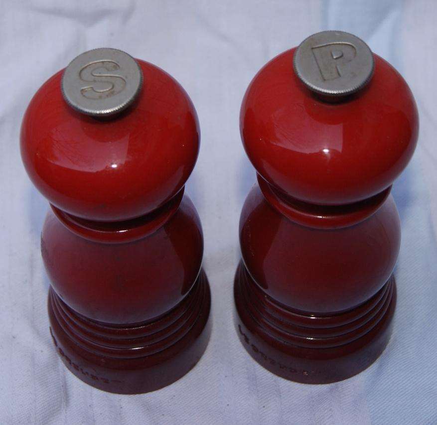 Le Creuset salt and pepper grinder set