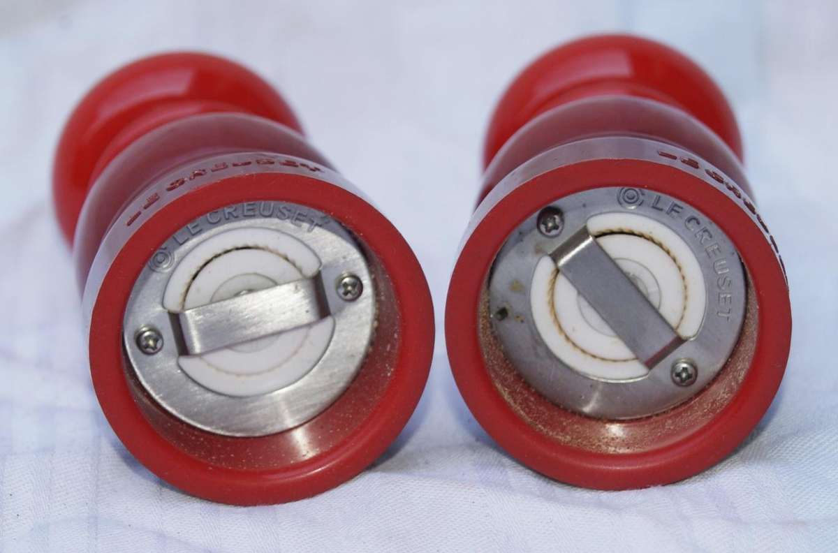 Le Creuset salt and pepper grinder set