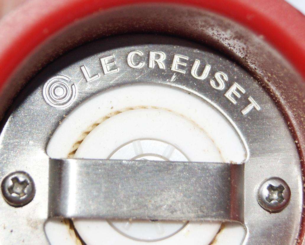 Le Creuset salt and pepper grinder set