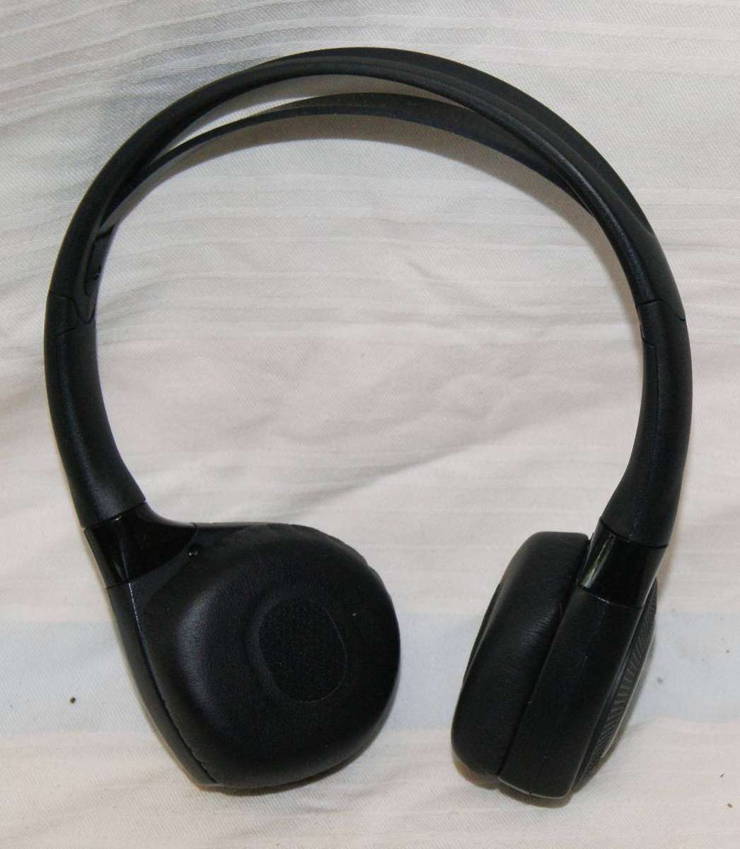Range Rover Earphones 1of3 (needs AAA batteries)