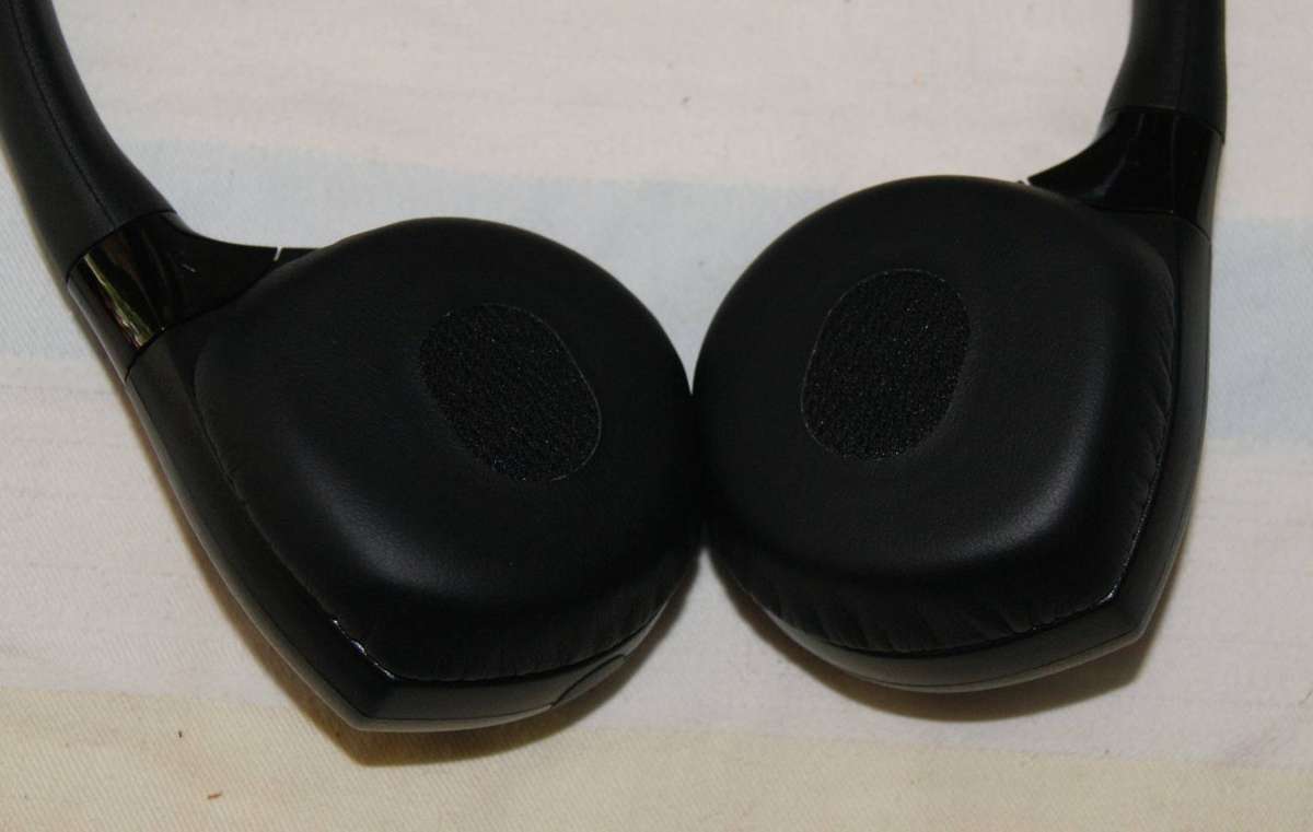 Range Rover Earphones 3of3 (needs AAA batteries)