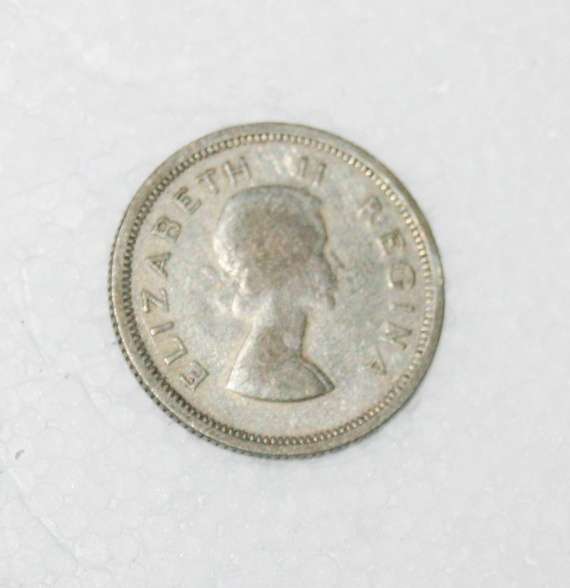 1957 Union of South Africa Sixpence (50% Silver) (2.8g) @@ CCRRAAZZYY R1 START