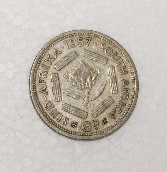 1957 Union of South Africa Sixpence (50% Silver) (2.8g) @@ CCRRAAZZYY R1 START