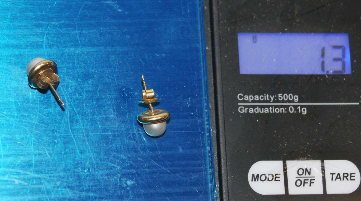 Pair of 9ct Gold and Pearl Earrings with Butterflies (1.3g) @@ CCRRAAZZYY R1 START